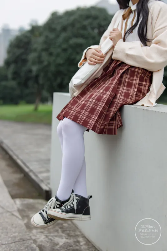 森萝财团 有料006  依依 户外白丝JK制服 [90P] - 森萝财团